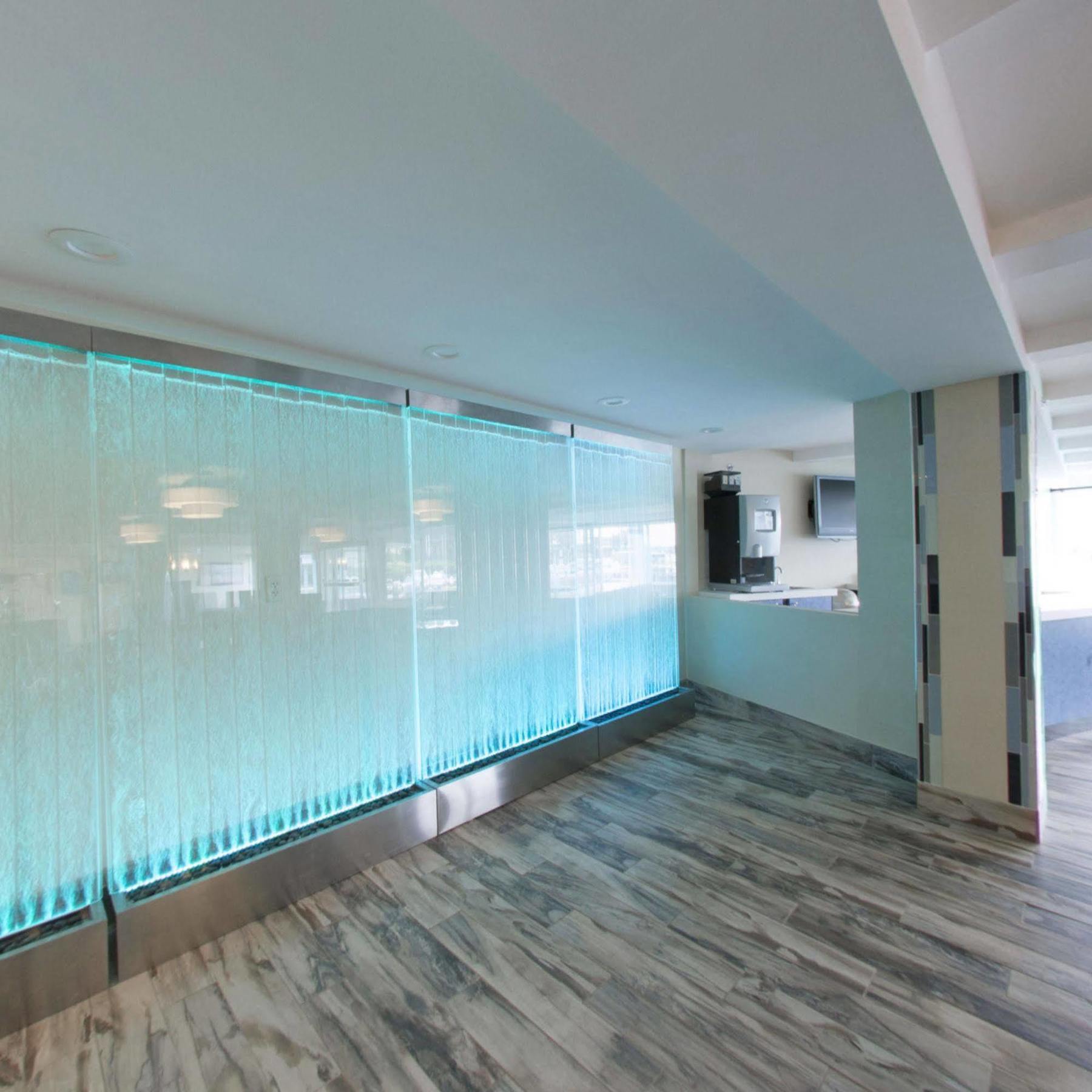 Aqua Blue Hotel 내러갠섯 외부 사진