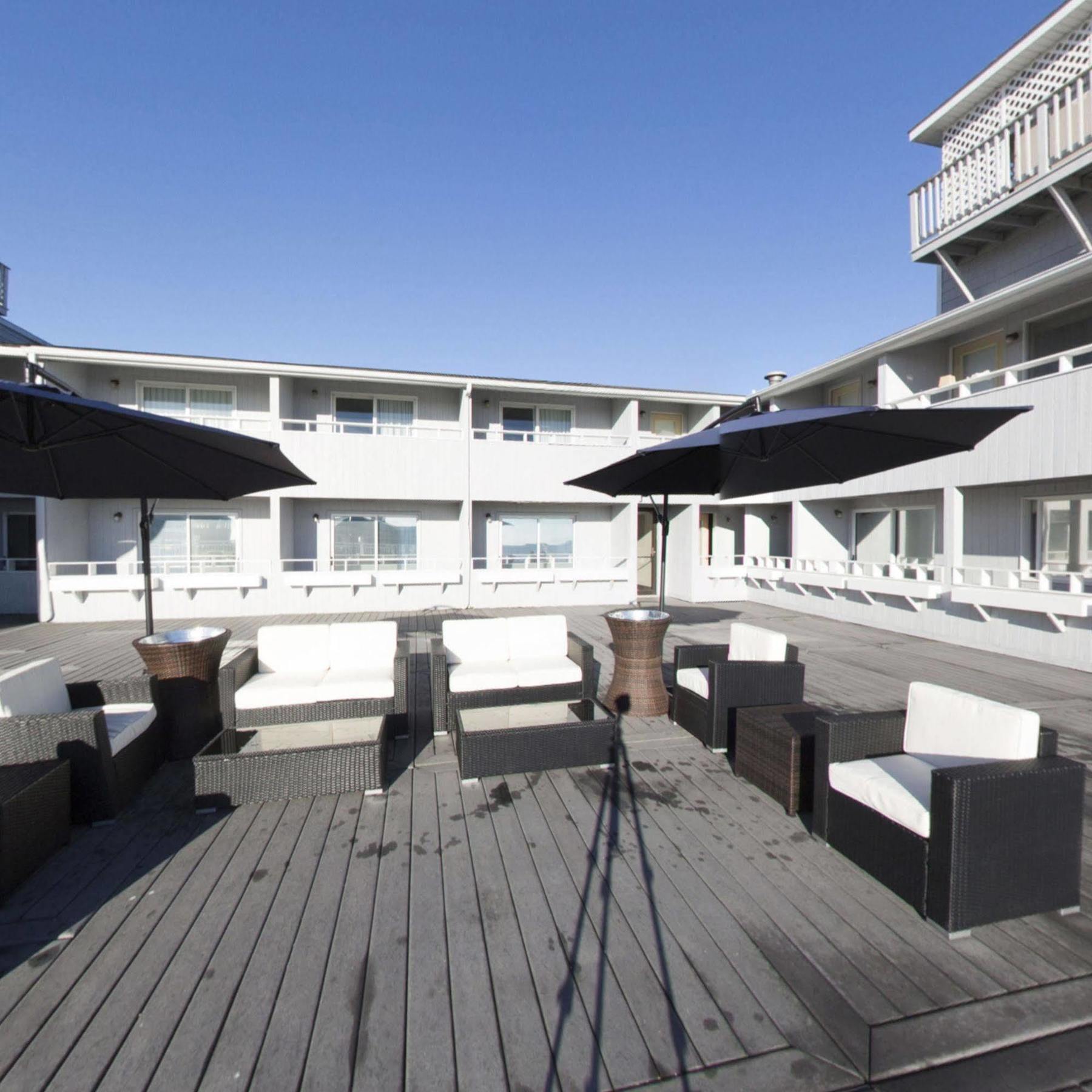 Aqua Blue Hotel 내러갠섯 외부 사진
