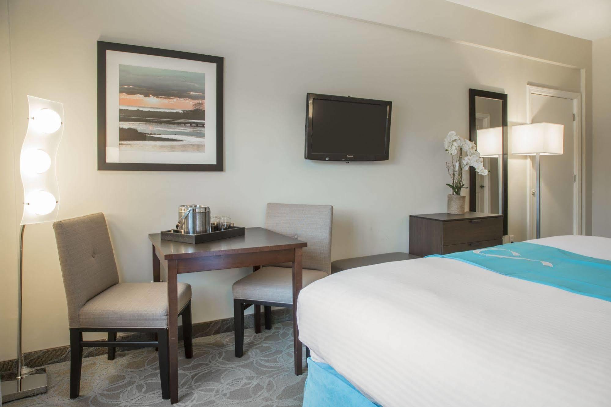 Aqua Blue Hotel 내러갠섯 외부 사진